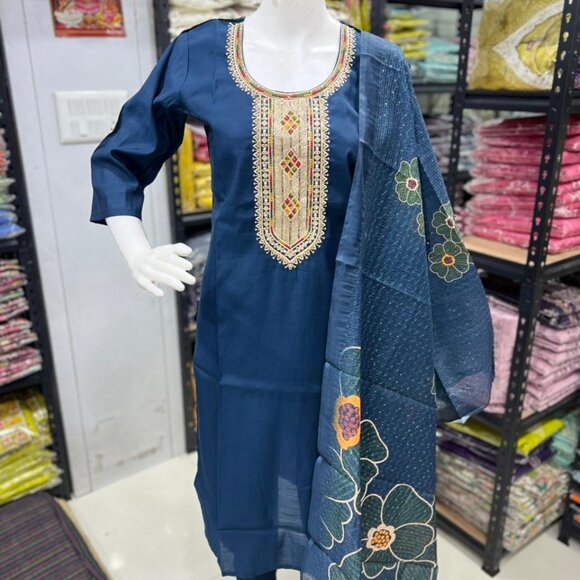 Salwar Suit - Picture 4 of 11